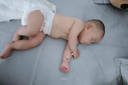 南漳宝宝拍嗝的正确方法